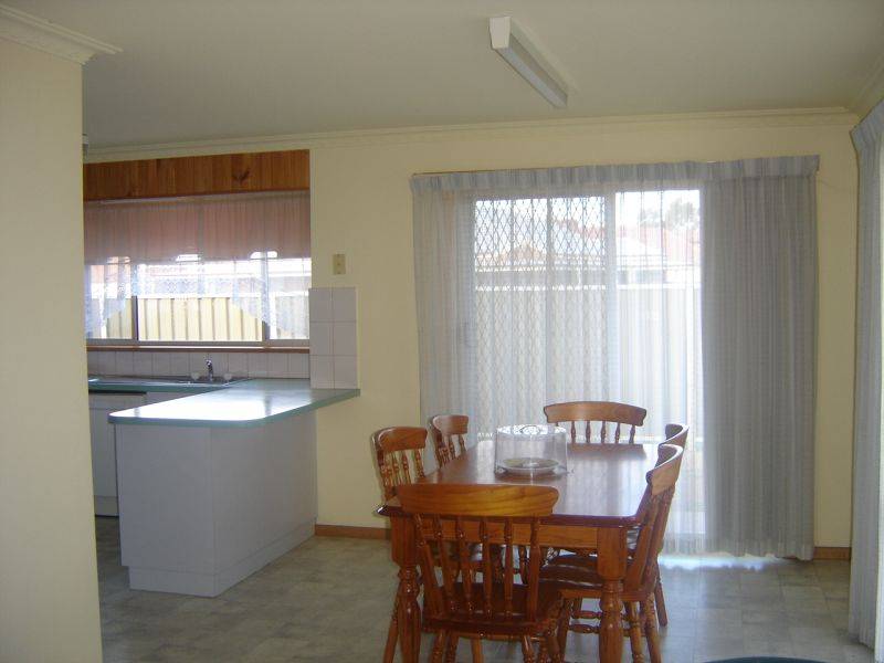 LAKESIDE VIEWS Picture 3