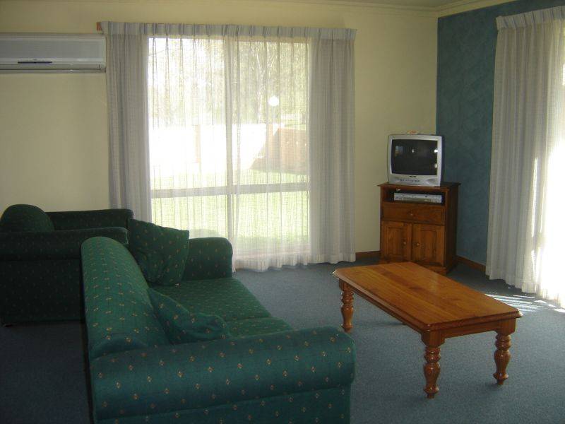 LAKESIDE VIEWS Picture 2