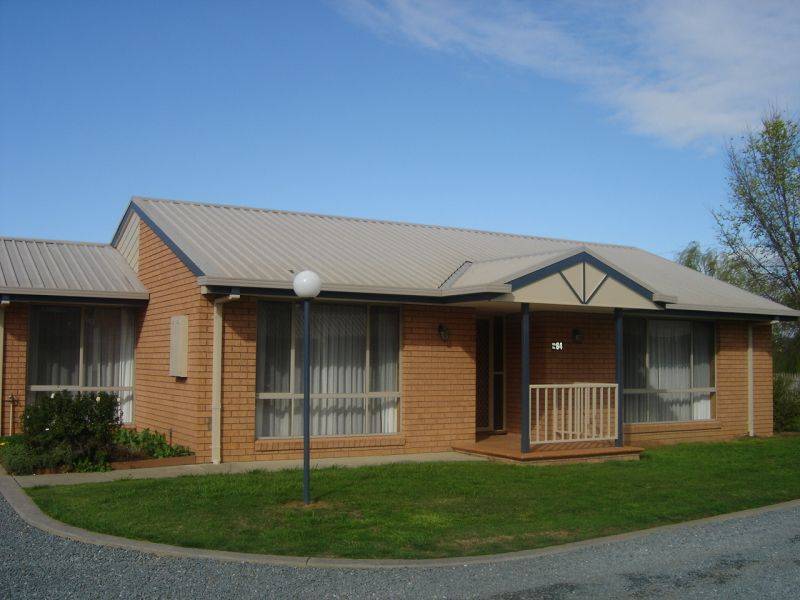 LAKESIDE VIEWS Picture 1