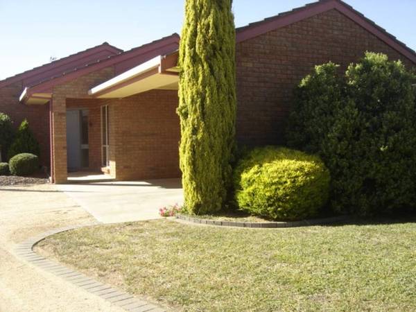 LARGE FAMILY HOME Picture 1