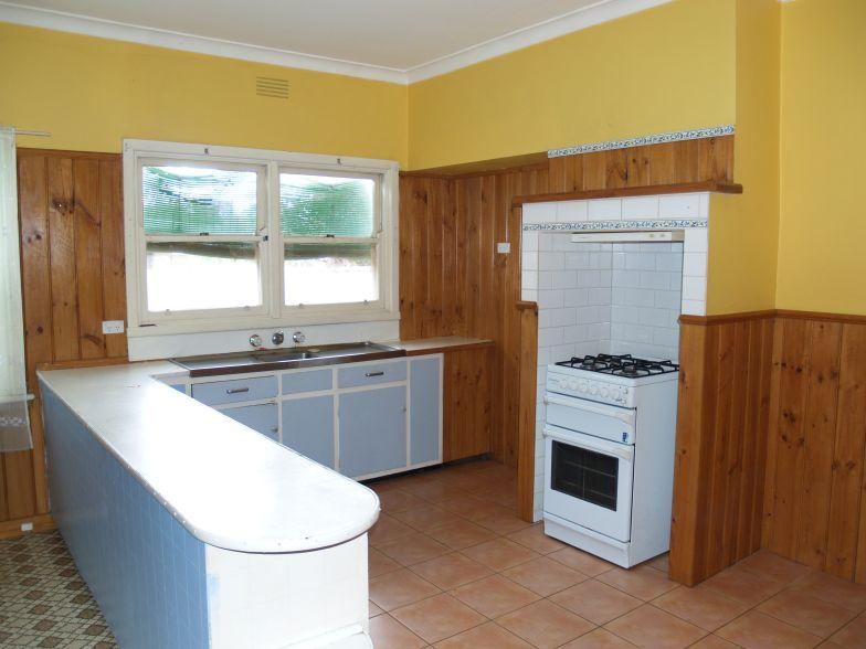 Neat Home on Large Block Picture 3