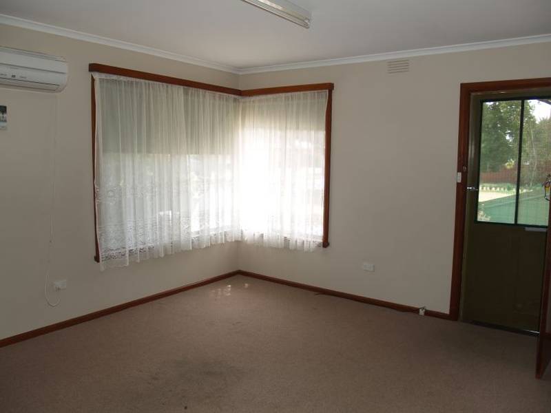 CLOSE TO MAIN STREET Picture 3