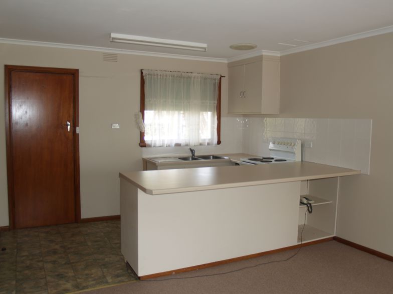 CLOSE TO MAIN STREET Picture 2