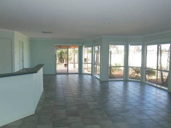 HUGE LIVING AREA Picture 3