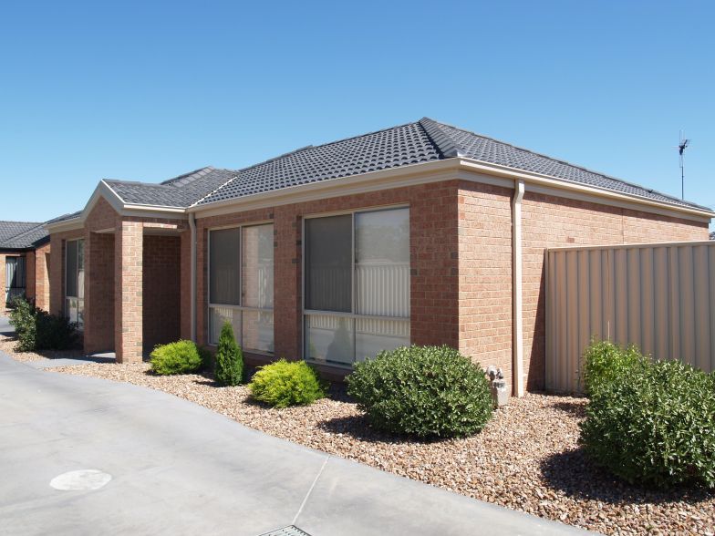 DOUBLE GARAGE Picture 1