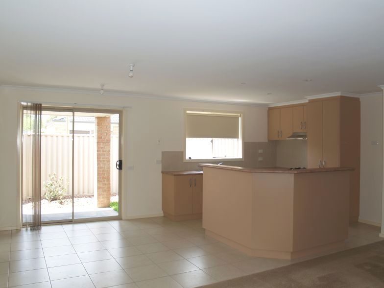 DOUBLE GARAGE Picture 2