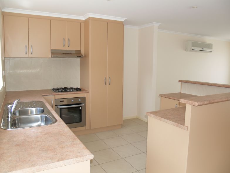 DOUBLE GARAGE Picture 3