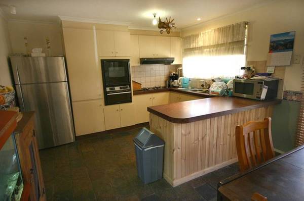 HUGE BLOCK & 4 CAR GARAGE Picture 2