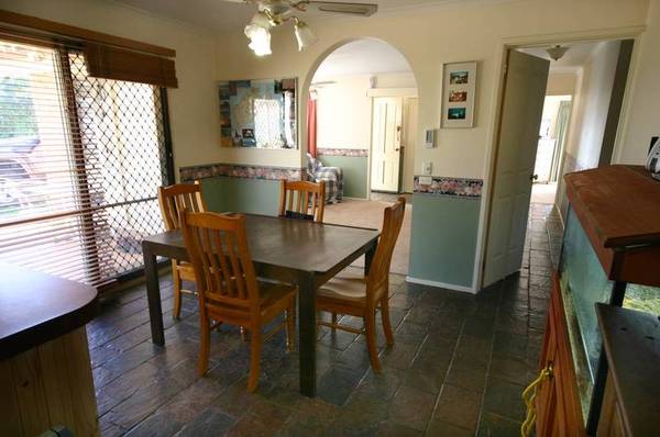 HUGE BLOCK & 4 CAR GARAGE Picture 3