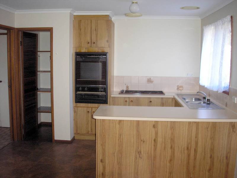 WALK TO SHOPS, SCHOOLS & TRANSPORT Picture 2