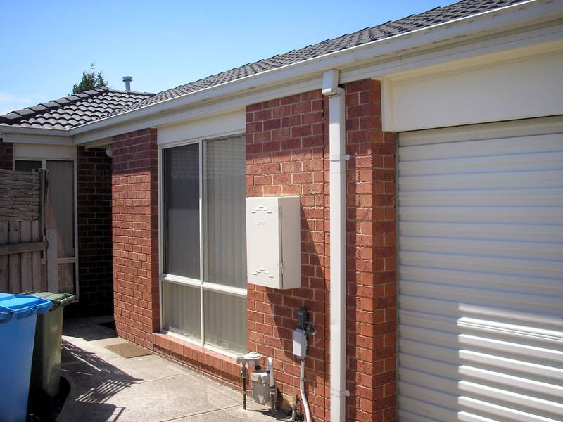 CLOSE TO SHOPPING CENTRE Picture 1