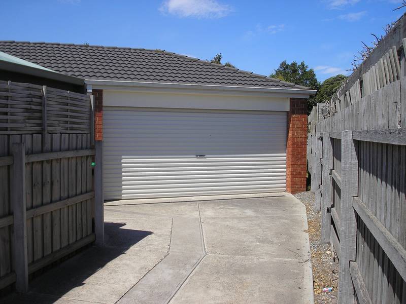 CLOSE TO SHOPPING CENTRE Picture 2