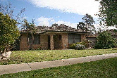 2 CAR GARAGE & ENSUITE Picture 2 CAR GARAGE & ENSUITE Picture