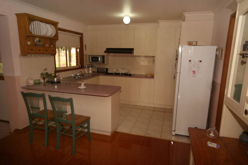 LOTS OF CHARACTER - FANTASTIC LOCATION Picture 3