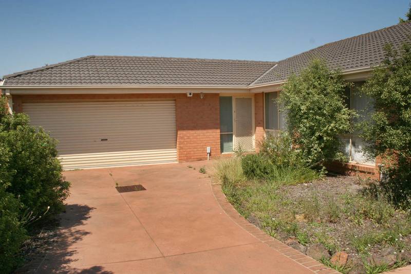 CLOSE TO PUBLIC TRANSPORT Picture 1