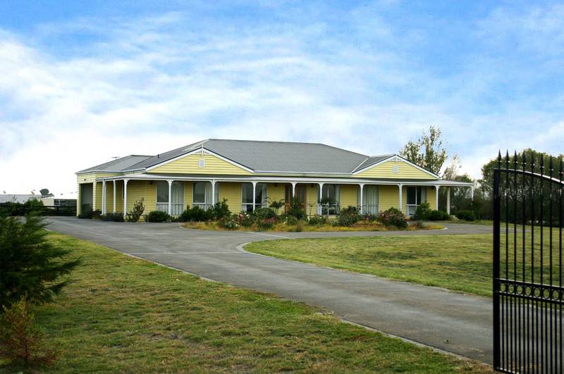 WEATHERBOARD FARM HOUSE Picture 1