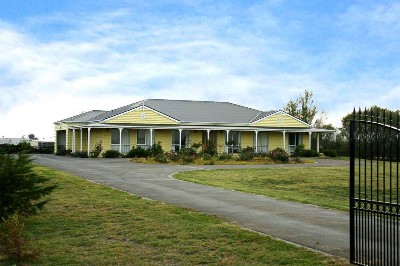 WEATHERBOARD FARM HOUSE Picture WEATHERBOARD FARM HOUSE Picture