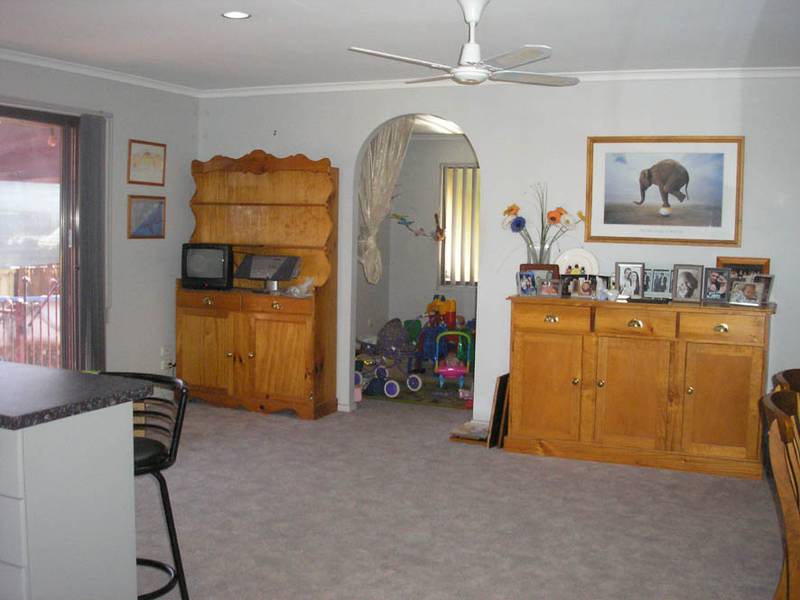 LOCATION, LOCATION Picture 3