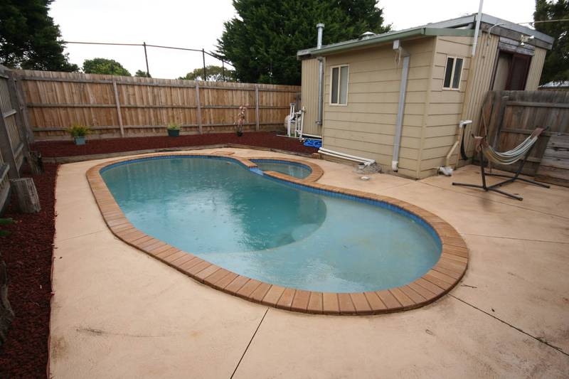 SPLISH SPLASH INGROUND POOL & SPA Picture 3