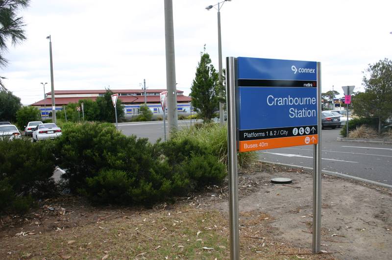 WALKING DISTANCE TO SHOPS Picture 1