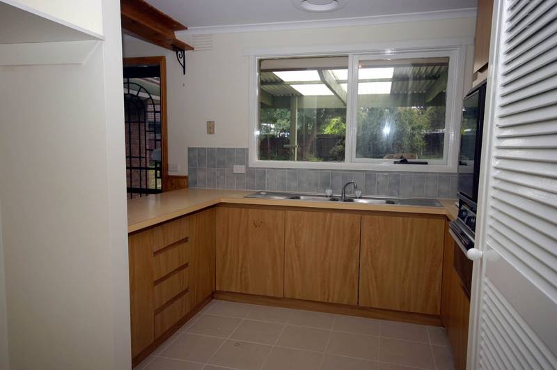 CLOSE TO SHOPS Picture 2