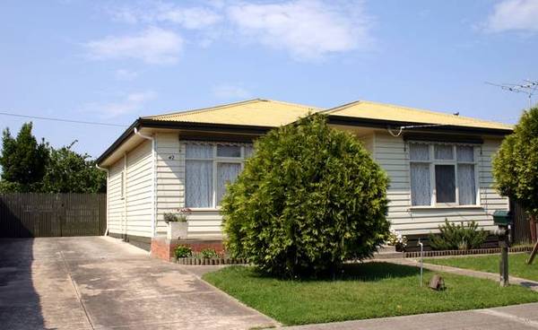 WALK TO SHOPPING CENTRE Picture 1