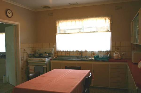 WALK TO SHOPPING CENTRE Picture 3