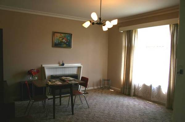 WALK TO SHOPPING CENTRE Picture 2