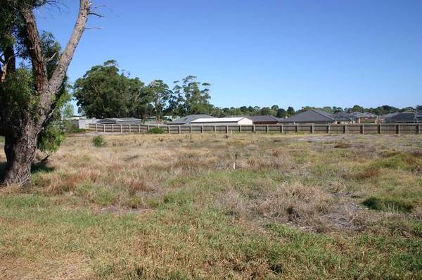 1000m2 (approx) VACANT LAND Picture 1