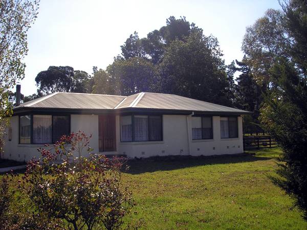 THREE BEDROOM HOUSE Picture 1