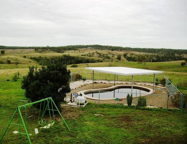 Unique Position, Queenslander with 80 acres Picture 3