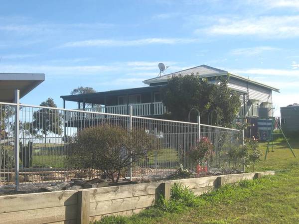 Unique Position, Queenslander with 80 acres Picture 1