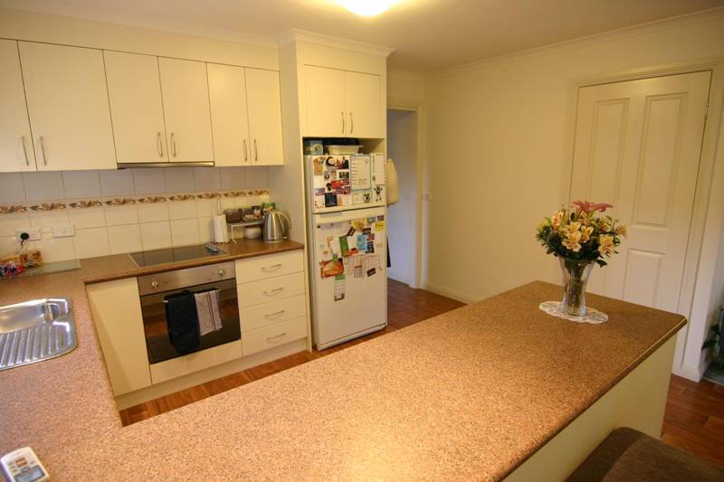 CENTRAL 3 BEDROOM & 2 BATHROOM TOWNHOUSE Picture 3