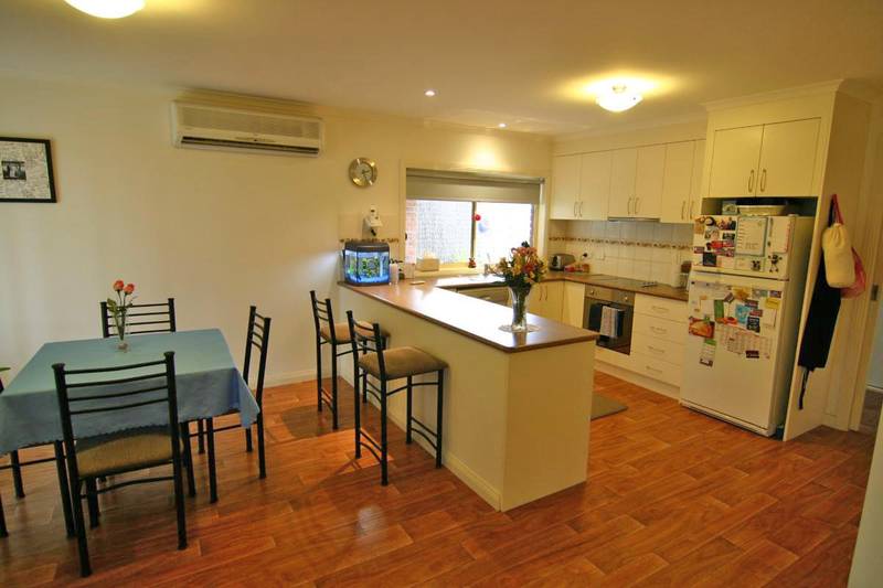 CENTRAL 3 BEDROOM & 2 BATHROOM TOWNHOUSE Picture 2