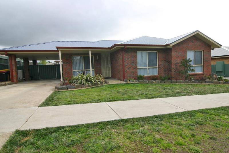 CENTRAL 3 BEDROOM & 2 BATHROOM TOWNHOUSE Picture 1