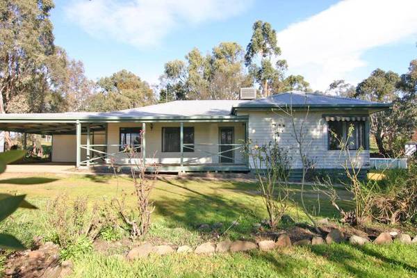 SPACIOUS FAMILY HOME ON 1 ACRE CLOSE TO GRAMPIANS Picture