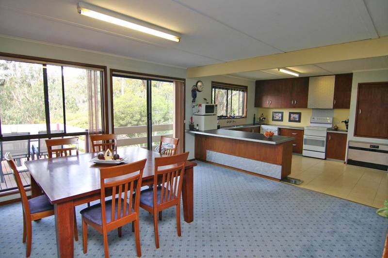 Spacious Family Home with Tree Top & Mountain Views Picture 2