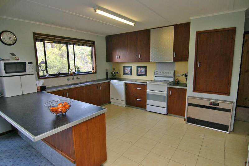 Spacious Family Home with Tree Top & Mountain Views Picture 3