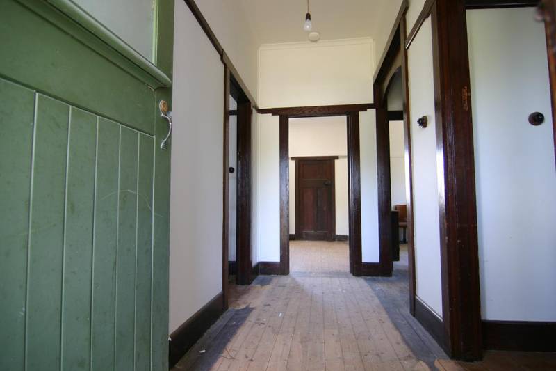 CHARMING CALIFORNIAN BUNGALOW ON 1/2 ACRE Picture 2