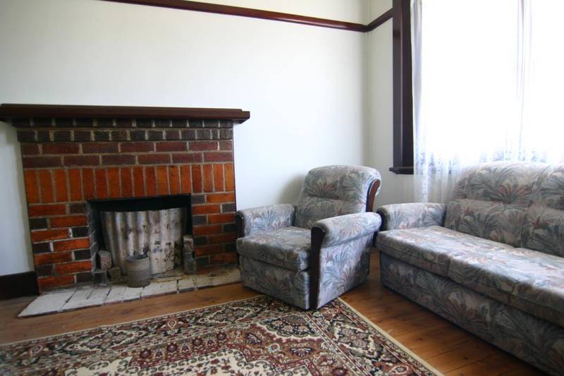 CHARMING CALIFORNIAN BUNGALOW ON 1/2 ACRE Picture 3