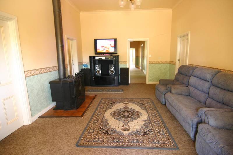 7BR PERIOD HOME IN PRIME LOCATION Picture 3