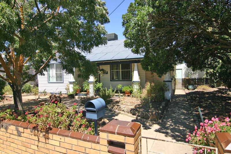 Large, Air Conditioned, Central Period Home Picture 2