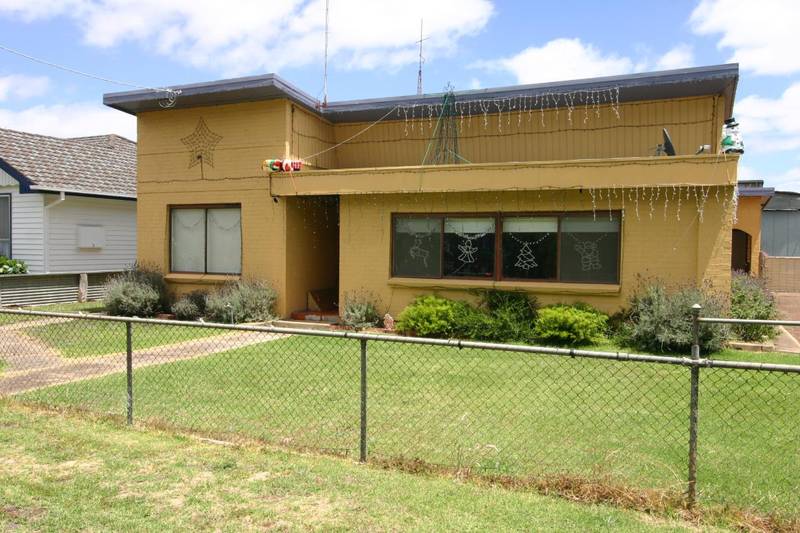 LARGE FAMILY HOME CLOSE TO GRAMPIANS Picture 1
