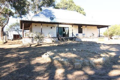 Weatherboard cottage only 7kms from town Picture