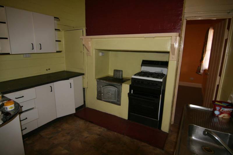 Comfortable home with low maintenace garden. Picture 3