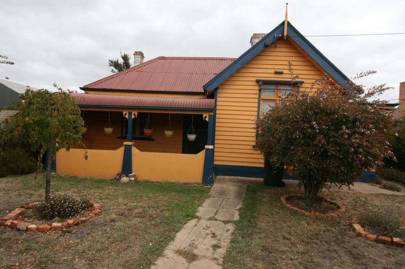 Comfortable home with low maintenace garden. Picture 1