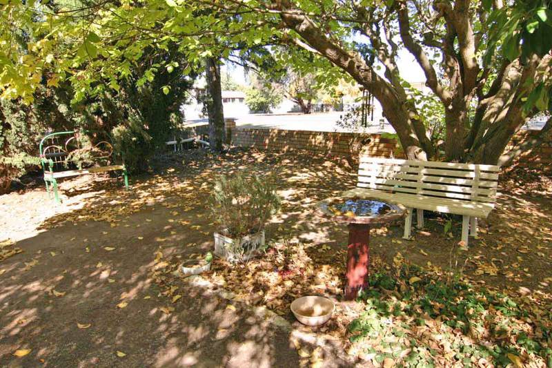 3 BEDROOM + BUNGALOW SET IN A PRIVATE GARDEN Picture 2