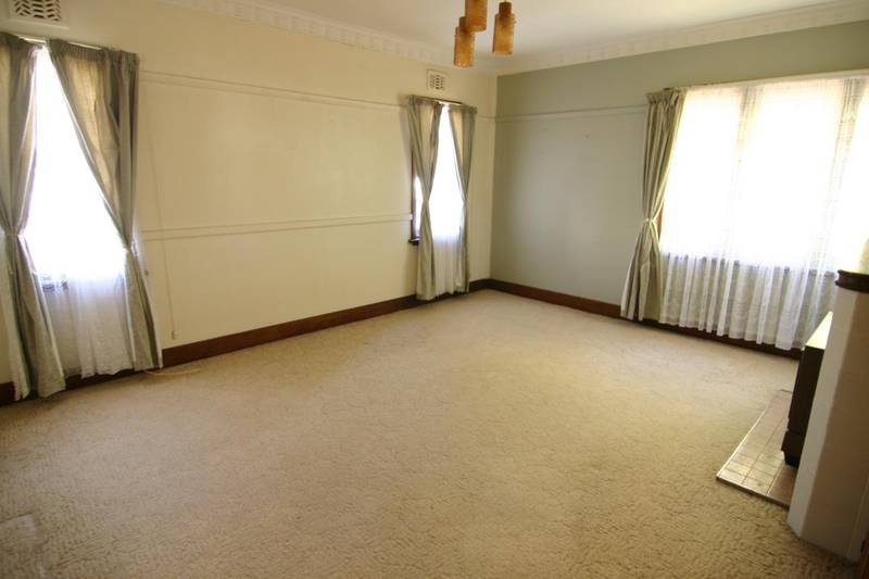 3 BEDROOM + BUNGALOW SET IN A PRIVATE GARDEN Picture 3