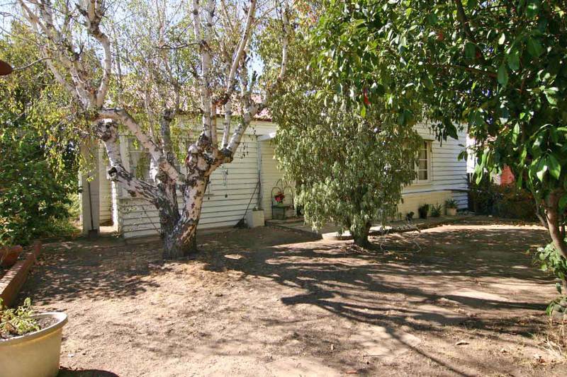 3 BEDROOM + BUNGALOW SET IN A PRIVATE GARDEN Picture 1