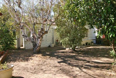 3 BEDROOM + BUNGALOW SET IN A PRIVATE GARDEN Picture